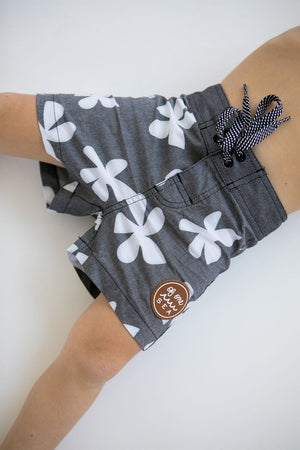 Kid’s Townshorts in Black Plumeria